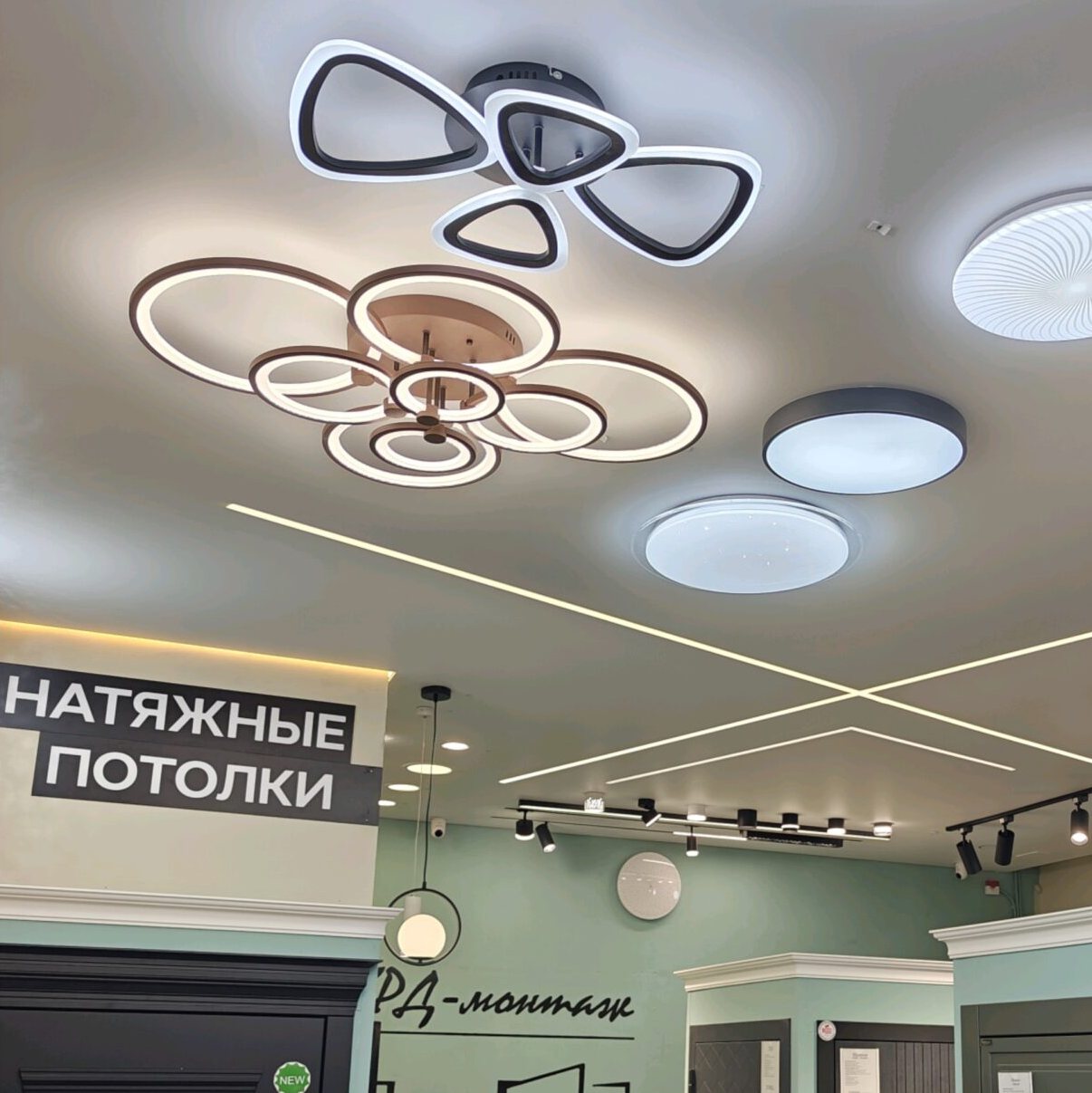 Офис продаж КРД-Монтаж: витрина натяжных потолков со светильниками